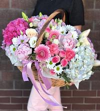 Композиция солнечный день в Залари Цветочная композиция из Розы, Хризантемы, Пионы и Лизиантусы в корзине в Залари
