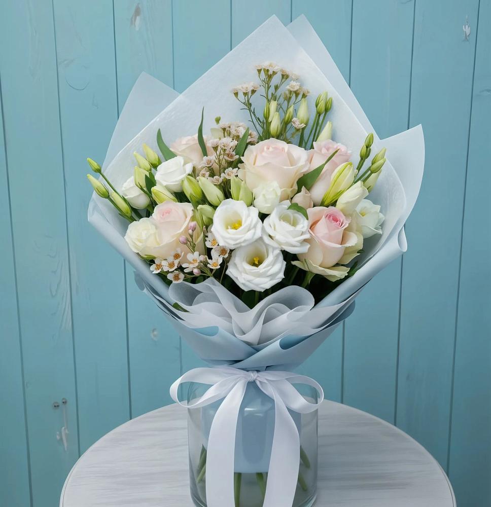 Букет цветов из: Розы и Лизиантусы в Залари