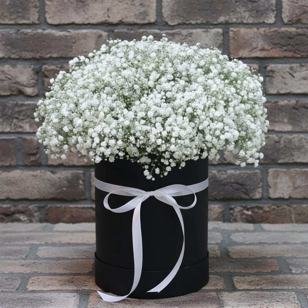 Цветочная композиция из Гипсофила в шляпной коробке в Залари