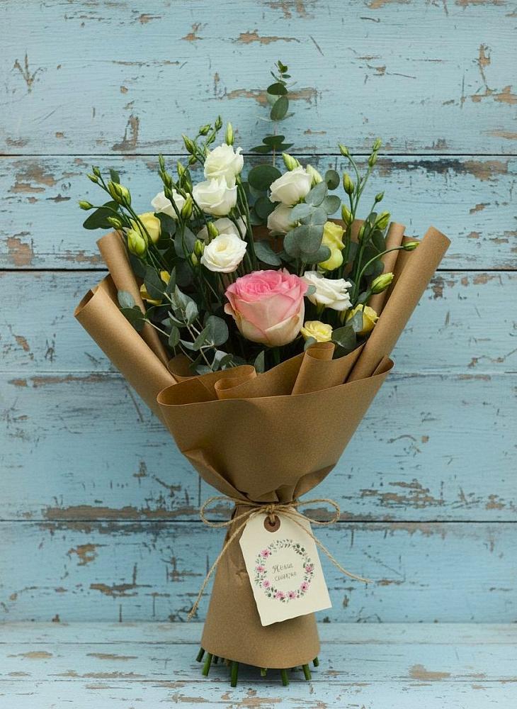 Букет цветов из: Розы и Лизиантусы в Залари