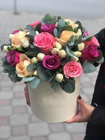 Цветочная композиция из Розы в шляпной коробке в Залари