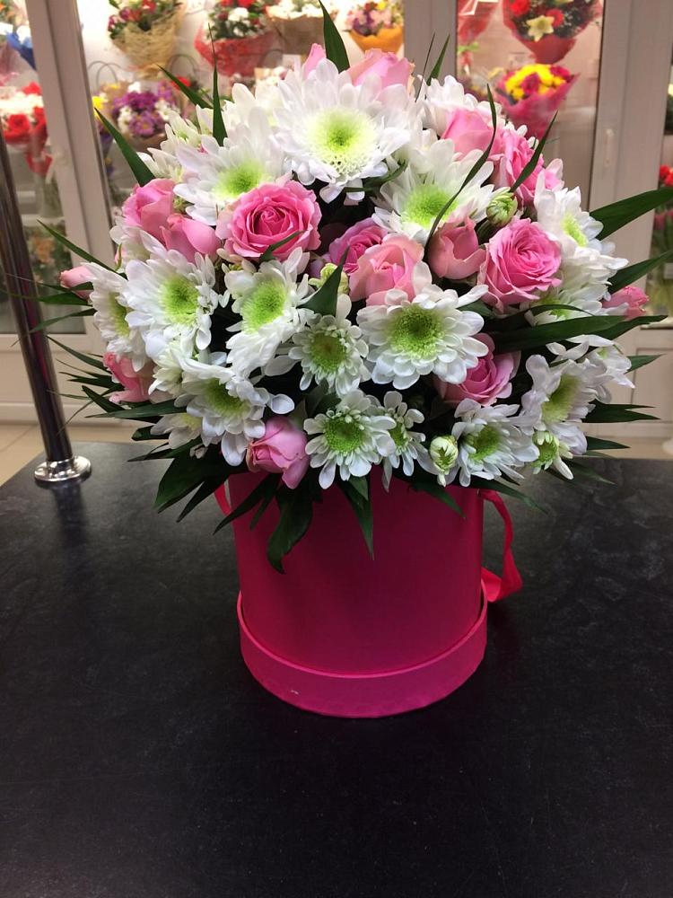 Цветочная композиция из Розы и Хризантемы в шляпной коробке в Залари